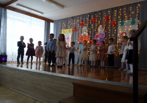 Na zdjęciu widać dzieci na występach z Okazji Dnia Babci i Dziadka.