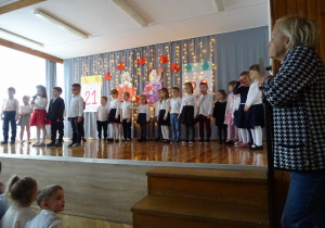 Na zdjęciu widać dzieci na występach z Okazji Dnia Babci i Dziadka.