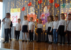 Na zdjęciu widać dzieci na występach z Okazji Dnia Babci i Dziadka.