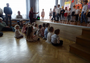 Na zdjęciu widać dzieci na występach z Okazji Dnia Babci i Dziadka.