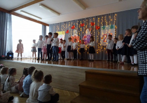 Na zdjęciu widać dzieci na występach z Okazji Dnia Babci i Dziadka.