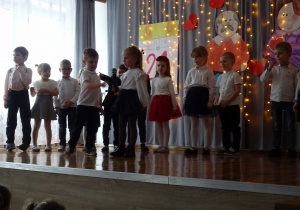 Na zdjęciu widać dzieci na występach z Okazji Dnia Babci i Dziadka.