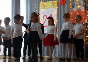 Na zdjęciu widać dzieci na występach z Okazji Dnia Babci i Dziadka.
