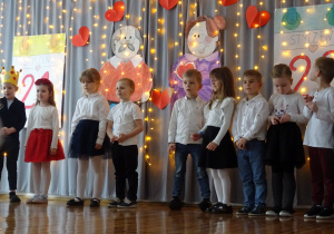 Na zdjęciu widać dzieci na występach z Okazji Dnia Babci i Dziadka.