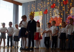 Na zdjęciu widać dzieci na występach z Okazji Dnia Babci i Dziadka.