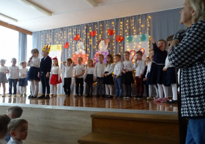 Na zdjęciu widać dzieci na występach z Okazji Dnia Babci i Dziadka.