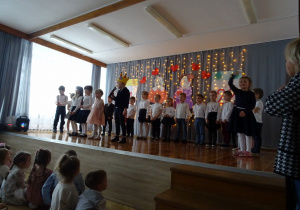 Na zdjęciu widać dzieci na występach z Okazji Dnia Babci i Dziadka.