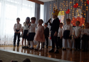 Na zdjęciu widać dzieci na występach z Okazji Dnia Babci i Dziadka.