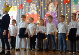 Na zdjęciu widać dzieci na występach z Okazji Dnia Babci i Dziadka.