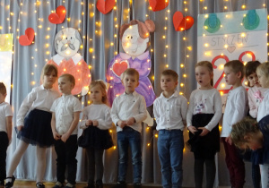 Na zdjęciu widać dzieci na występach z Okazji Dnia Babci i Dziadka.