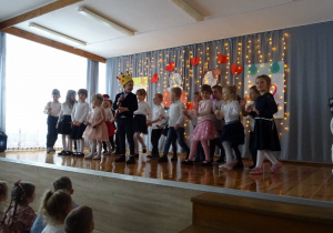 Na zdjęciu widać dzieci na występach z Okazji Dnia Babci i Dziadka.