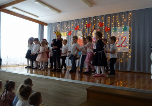 Na zdjęciu widać dzieci na występach z Okazji Dnia Babci i Dziadka.