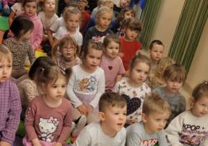 Na zdjęciu widać dzieci na balu karnawałowym.