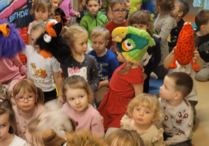 Na zdjęciu widać dzieci na balu karnawałowym.