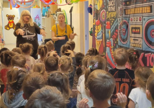 Na zdjęciu widać dzieci na balu karnawałowym.