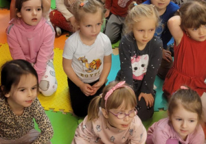 Na zdjęciu widać dzieci na balu karnawałowym.