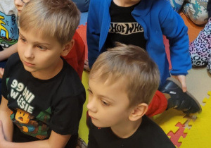 Na zdjęciu widać dzieci na balu karnawałowym.