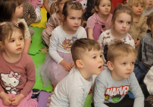 Na zdjęciu widać dzieci na balu karnawałowym.