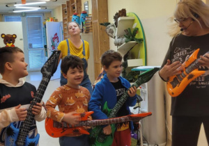 Na zdjęciu widać dzieci na balu karnawałowym.