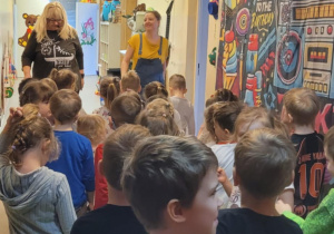 Na zdjęciu widać dzieci na balu karnawałowym.