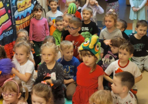 Na zdjęciu widać dzieci na balu karnawałowym.