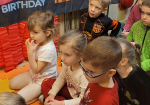 Na zdjęciu widać dzieci na balu karnawałowym.