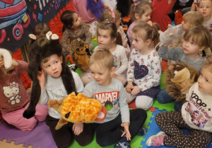 Na zdjęciu widać dzieci na balu karnawałowym.