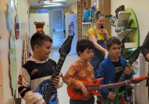 Na zdjęciu widać dzieci na balu karnawałowym.