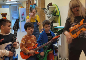 Na zdjęciu widać dzieci na balu karnawałowym.