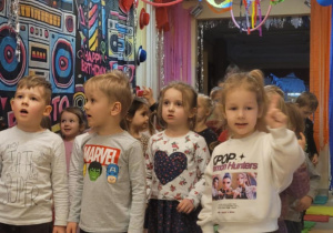 Na zdjęciu widać dzieci na balu karnawałowym.