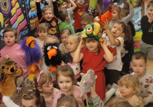 Na zdjęciu widać dzieci na balu karnawałowym.