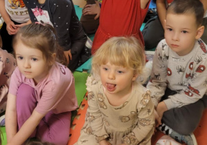 Na zdjęciu widać dzieci na balu karnawałowym.