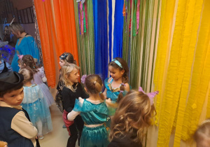 Na zdjęciu widać dzieci na balu karnawałowym.