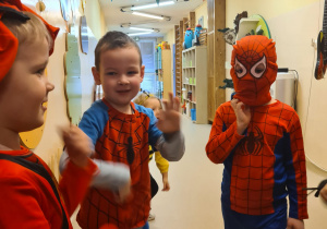 Na zdjęciu widać dzieci na balu karnawałowym.