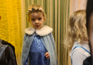 Na zdjęciu widać dzieci na balu karnawałowym.