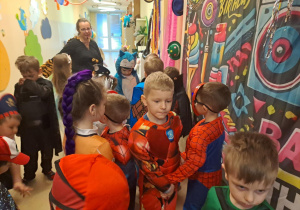 Na zdjęciu widać dzieci na balu karnawałowym.