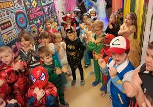 Na zdjęciu widać dzieci na balu karnawałowym.