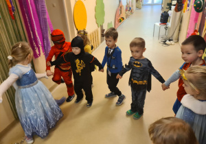 Na zdjęciu widać dzieci na balu karnawałowym.