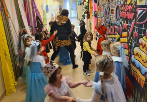 Na zdjęciu widać dzieci na balu karnawałowym.