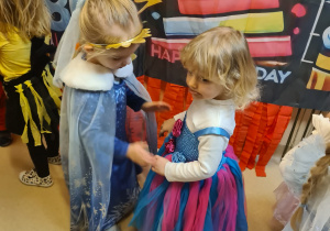 Na zdjęciu widać dzieci na balu karnawałowym.