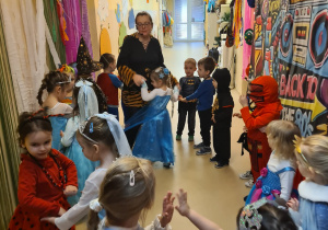 Na zdjęciu widać dzieci na balu karnawałowym.