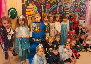 Na zdjęciu widać dzieci na balu karnawałowym.