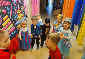 Na zdjęciu widać dzieci na balu karnawałowym.