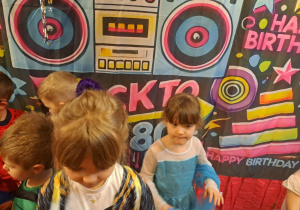 Na zdjęciu widać dzieci na balu karnawałowym.