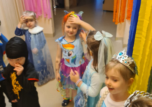 Na zdjęciu widać dzieci na balu karnawałowym.