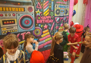 Na zdjęciu widać dzieci na balu karnawałowym.