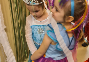 Na zdjęciu widać dzieci na balu karnawałowym.