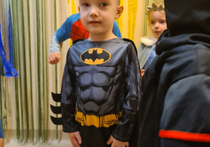 Na zdjęciu widać dzieci na balu karnawałowym.