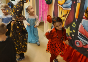 Na zdjęciu widać dzieci na balu karnawałowym.