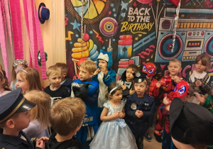 Na zdjęciu widać dzieci na balu karnawałowym.